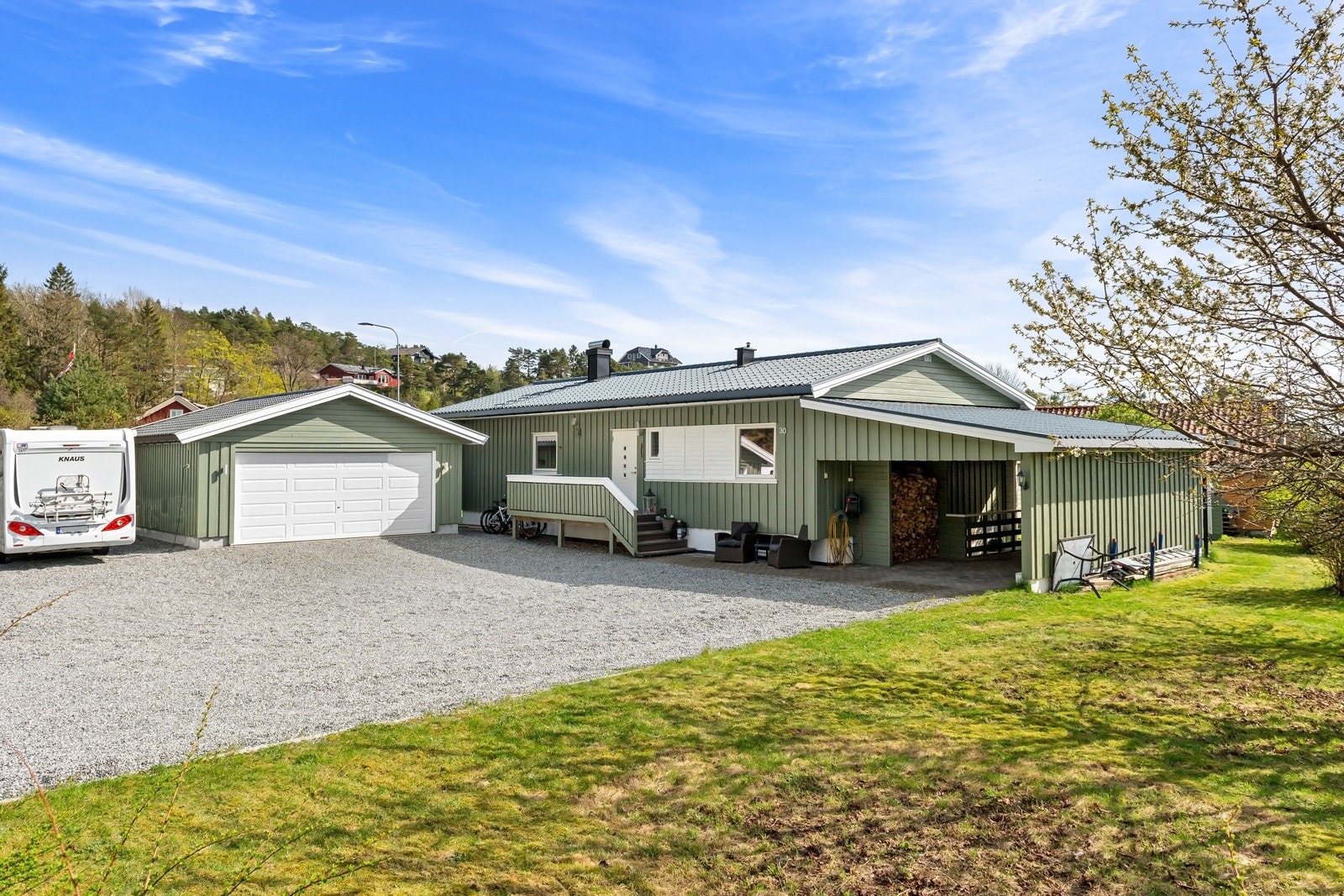 Gode parkeringsmuligheter på eiendommen, både i garasje, carport og på gruset gårdsplass Galleribilde