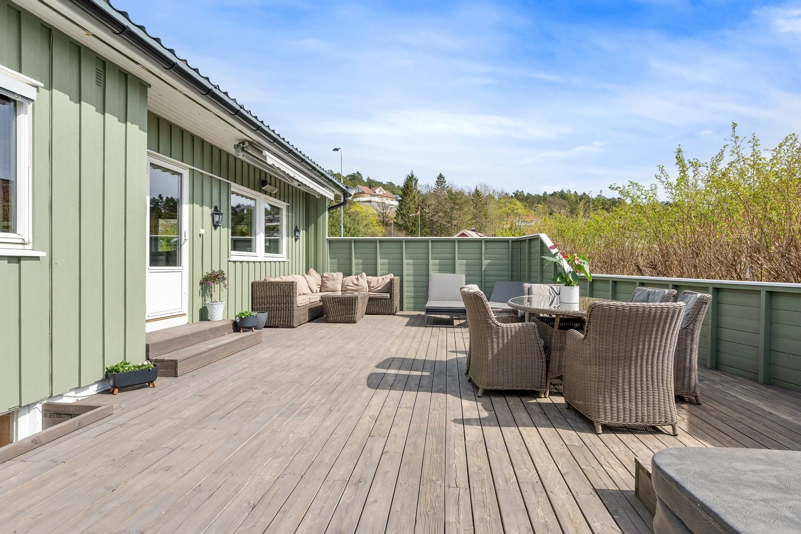 God plass til møblering i flere soner og nedfelt jacuzzi. Galleribilde