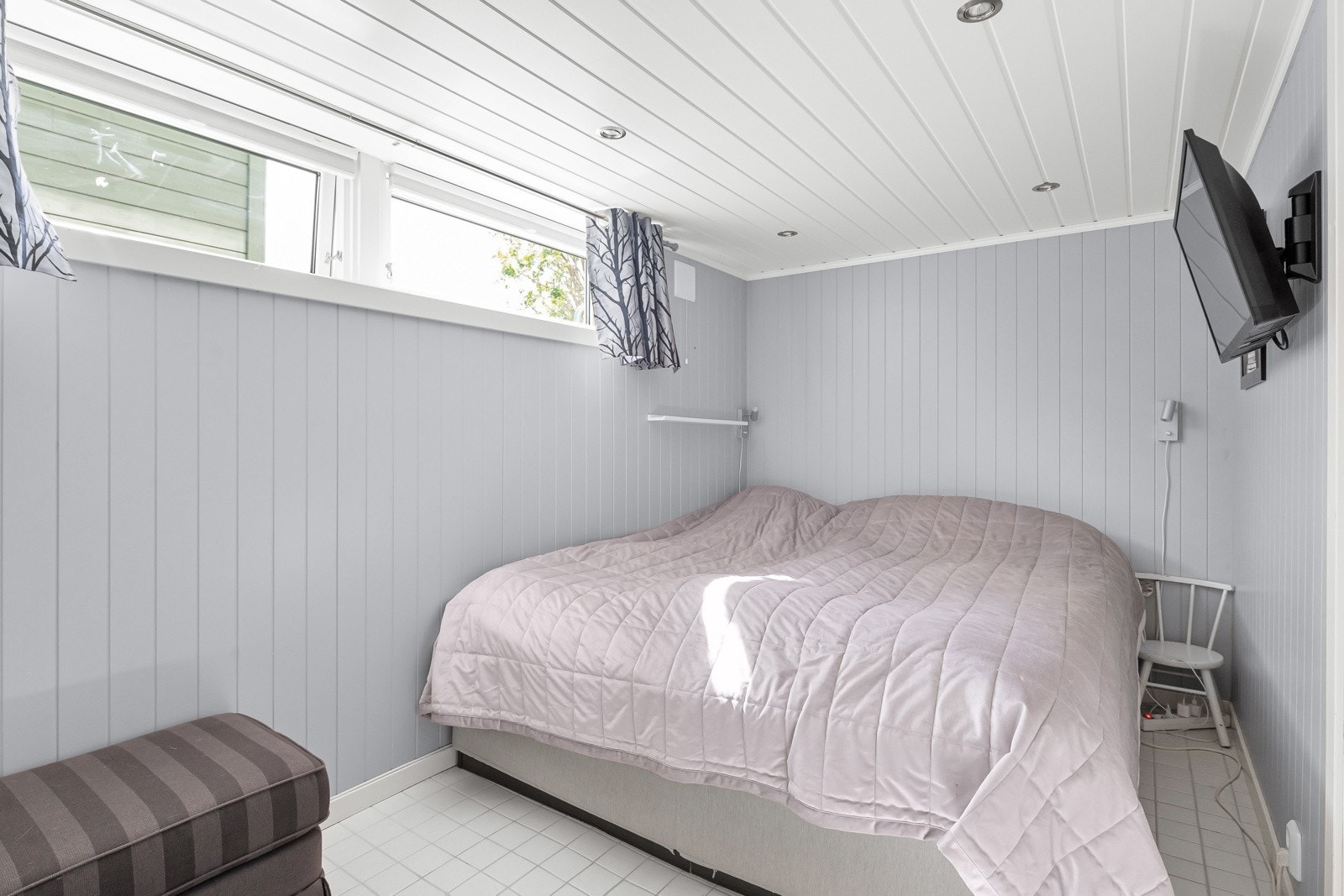 Innredet rom i kjeller til soverom. Kjeller er ikke søkt til beboelsesrom/rom for varig opphold. Galleribilde