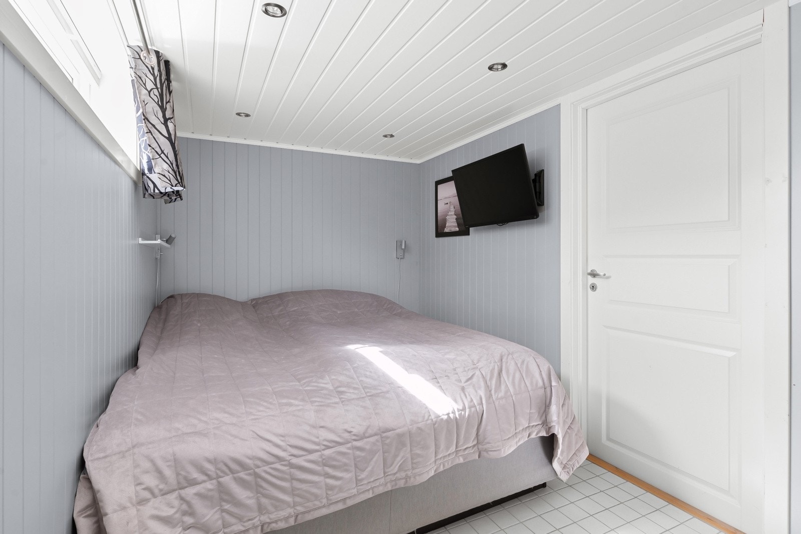 Innredet rom i kjeller til soverom. Kjeller er ikke søkt til beboelsesrom/rom for varig opphold. Galleribilde