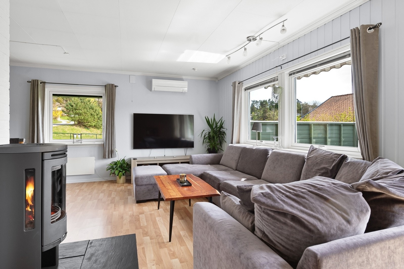 I stuen er det både peisovn og varmepumpe Galleribilde