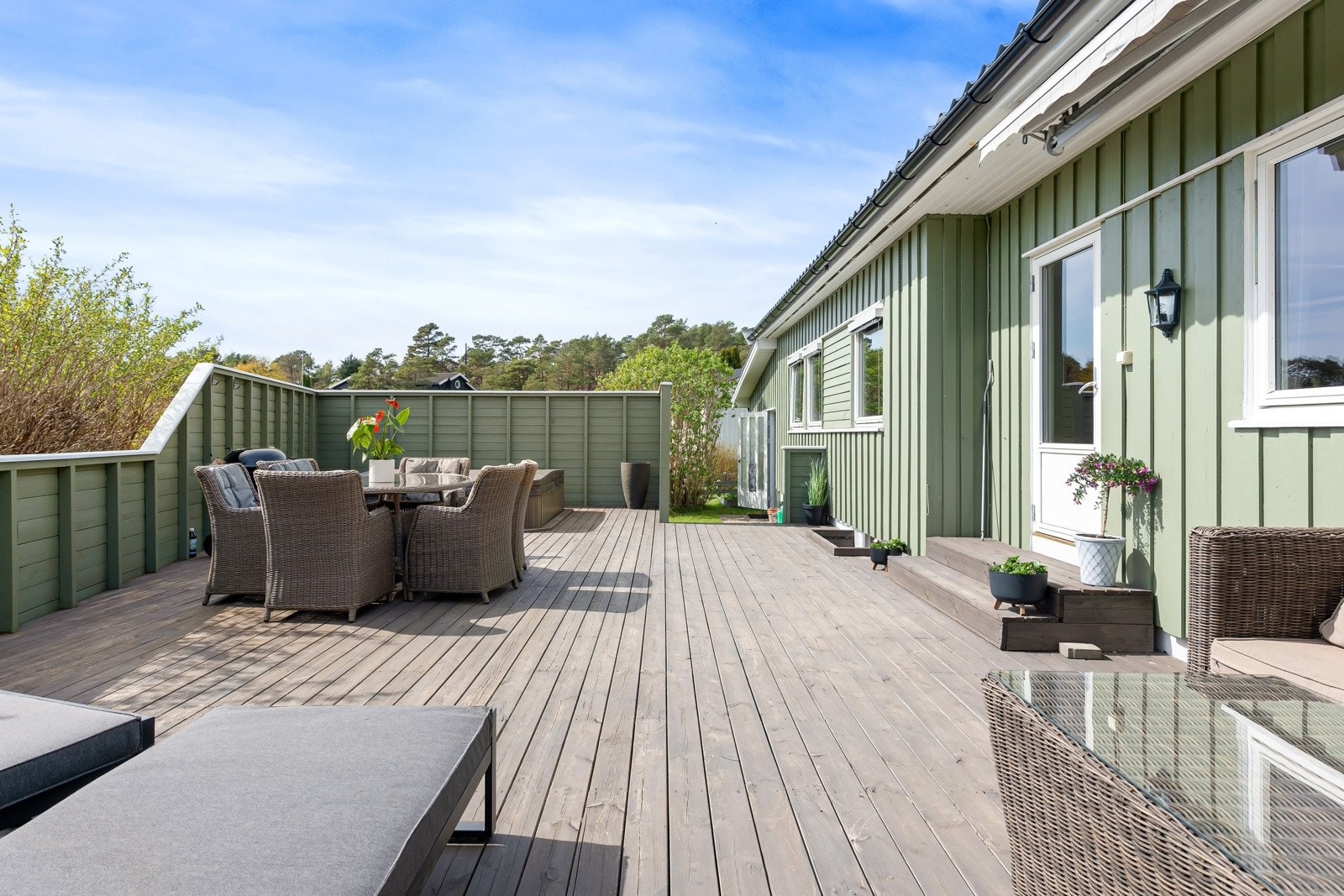 Stor herlig veranda med gode solforhold og nedfelt jacuzzi Galleribilde