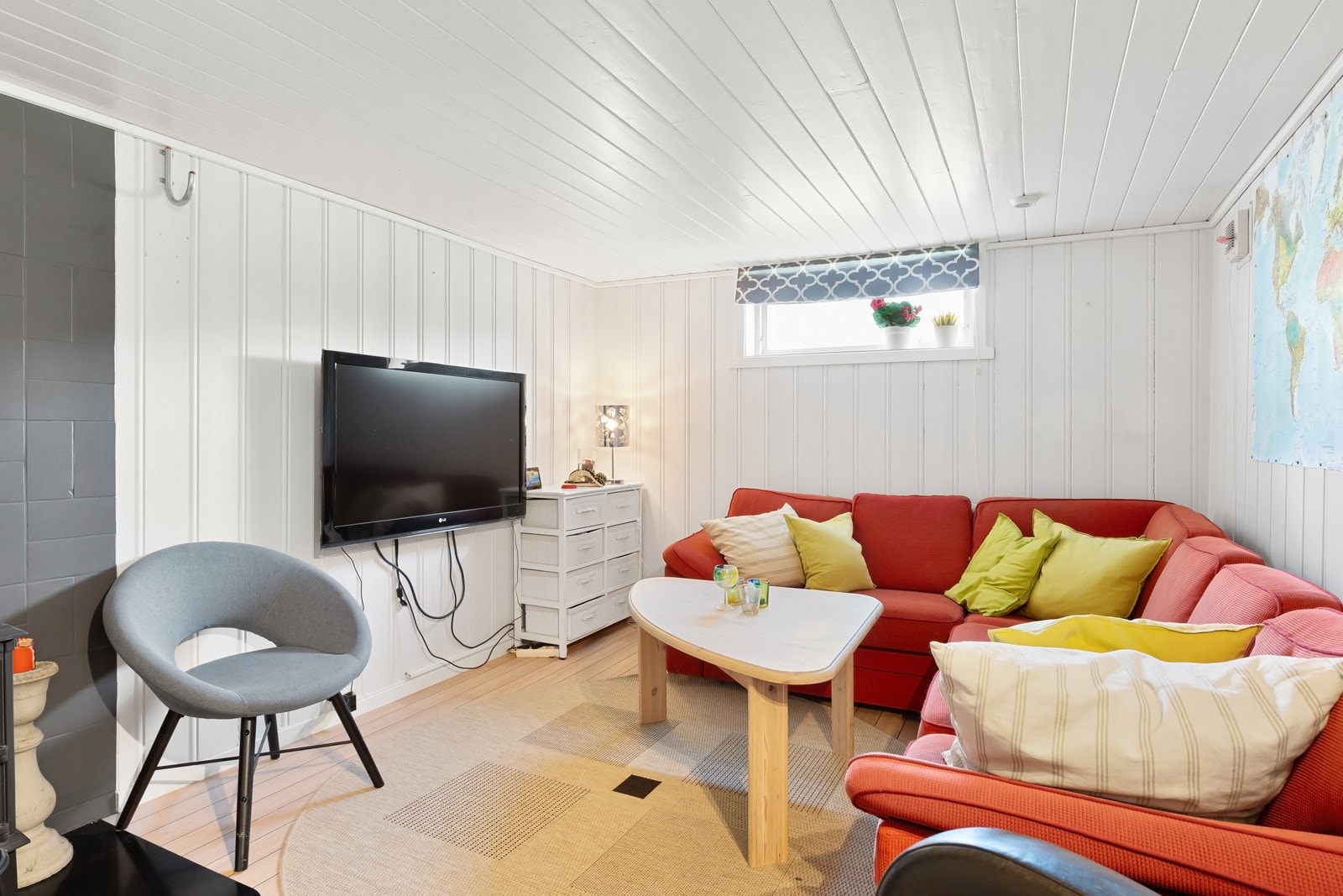 Innredet rom i kjeller til kjellerstue. Kjeller er ikke søkt til beboelsesrom/rom for varig opphold. Galleribilde