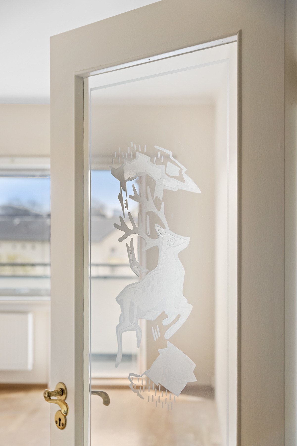 ikonisk glassmotiv på vei inn til stuen Galleribilde