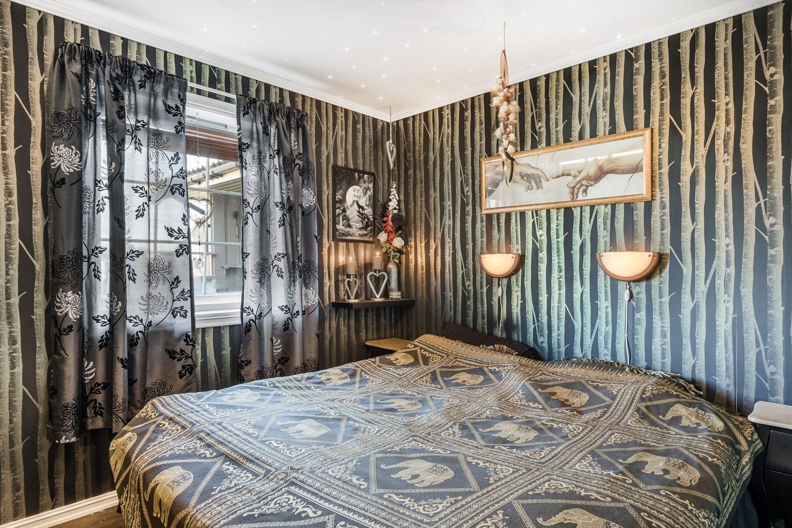 Her er det er montert en skyvedørsgarderobe med sotet speilfronter og innredning, samt hvite himlingsplater med stjernehimmel-belysning (led). Galleribilde