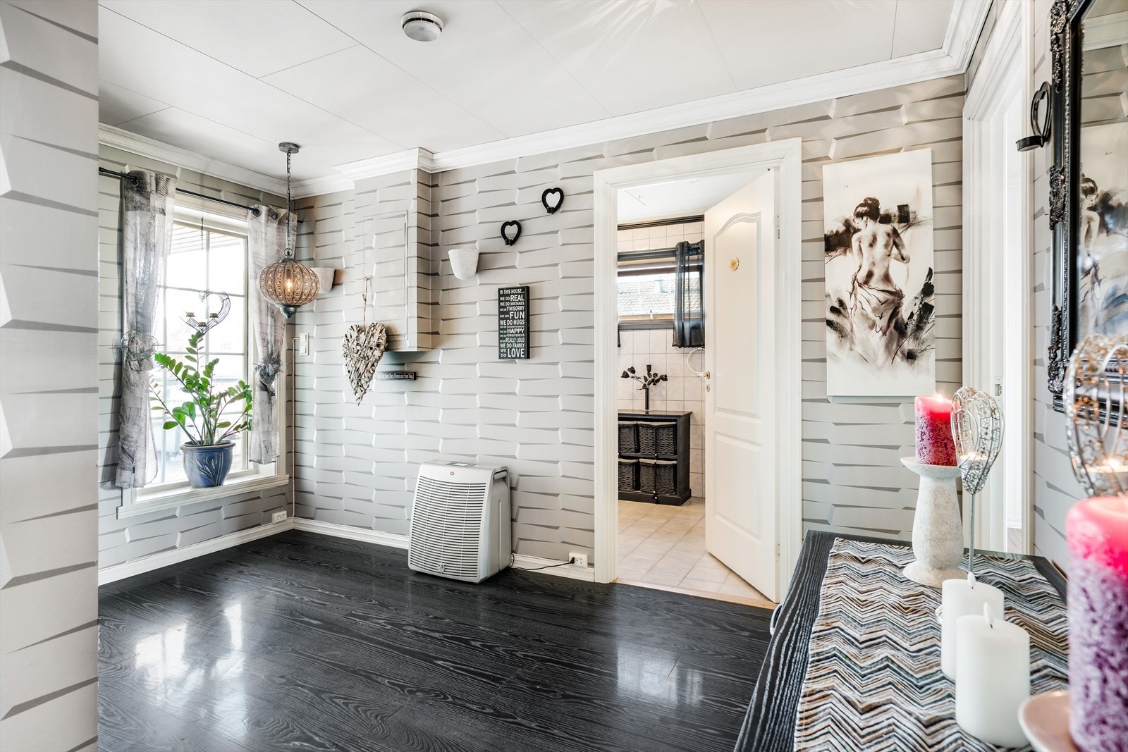 Hall/gang med inngang til entre, bad, bod, stue og 2 soverom. Skyvedørsgarderobe for ekstra oppbevaring. Galleribilde