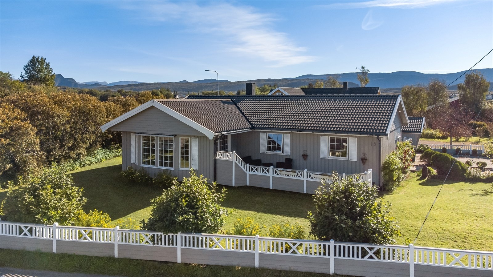 Enebolig over et plan på Salhus vest med gode lys- og solforhold. Galleribilde
