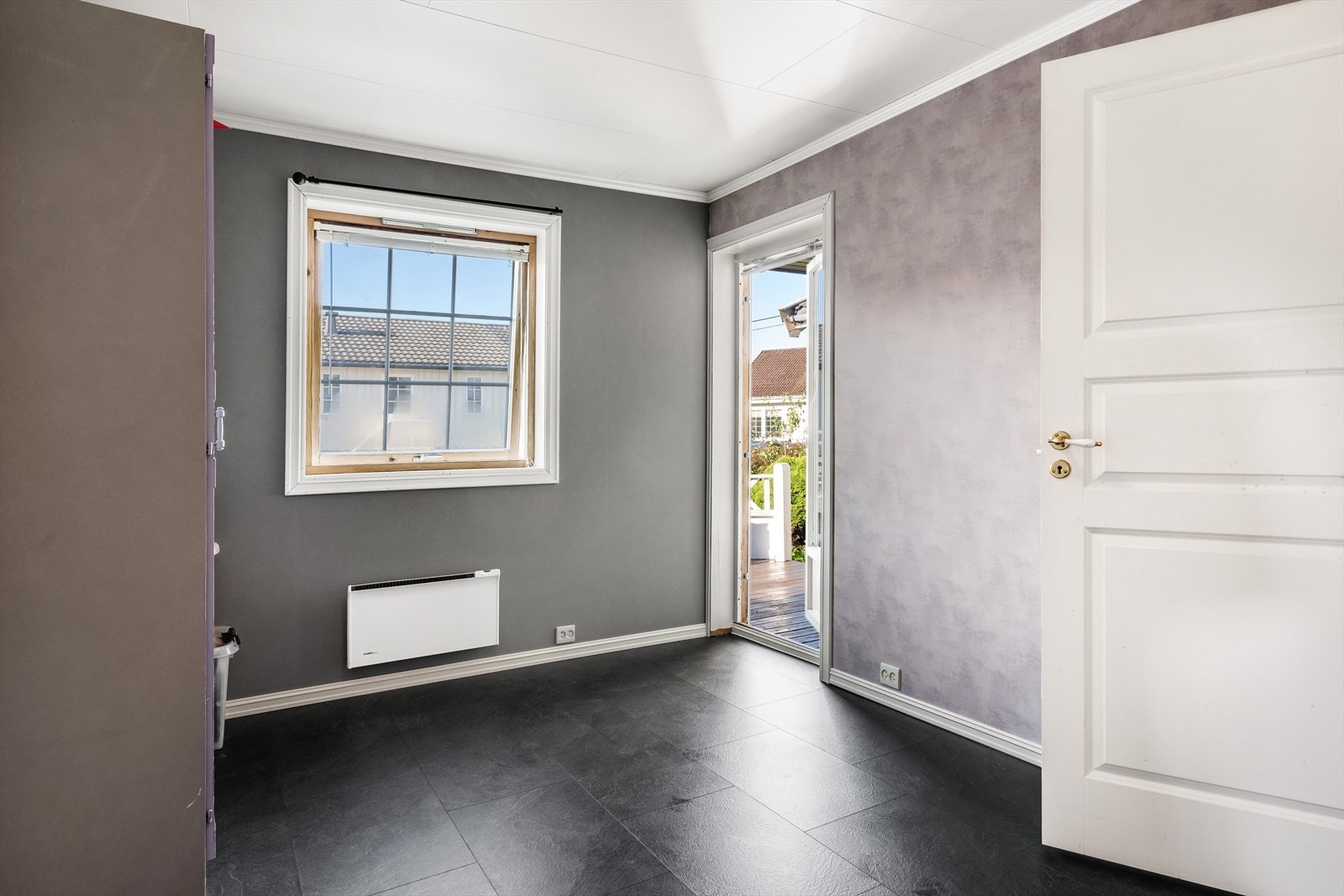 Soverom 3 med inngang fra gang ved vaskerom. Verandadør mot inngangsparti/veranda. Galleribilde