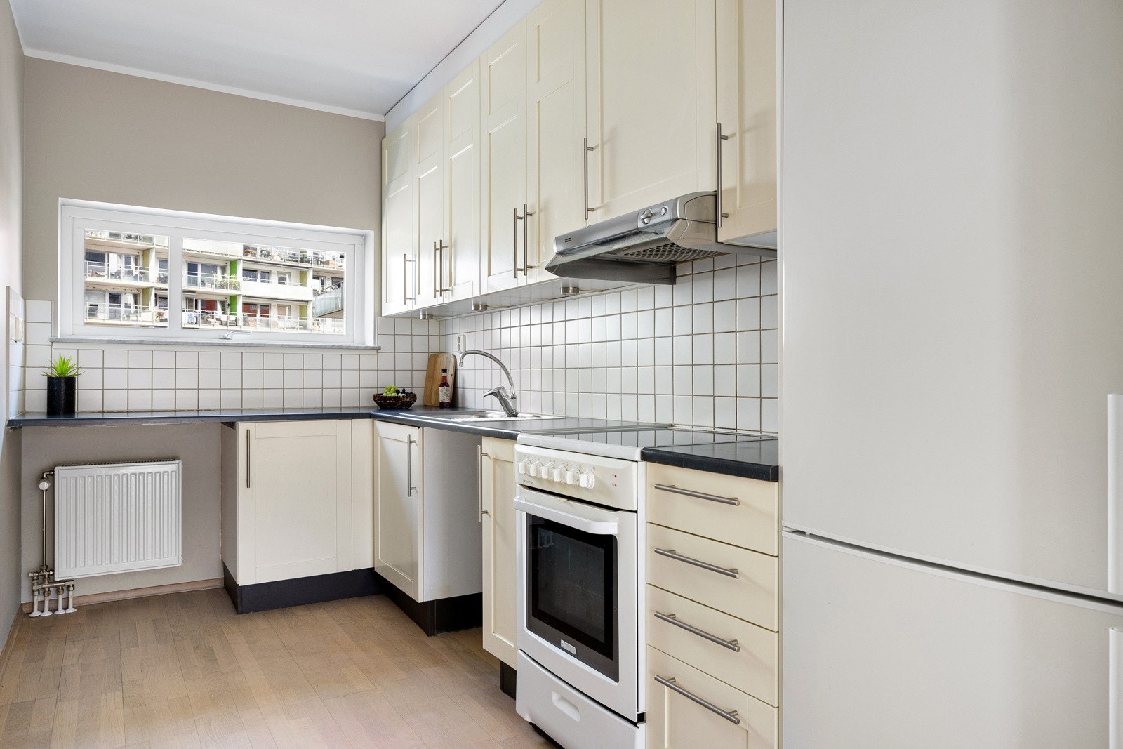 Kjøkkeninnredning med profilerte fronter fra byggeår. Galleribilde