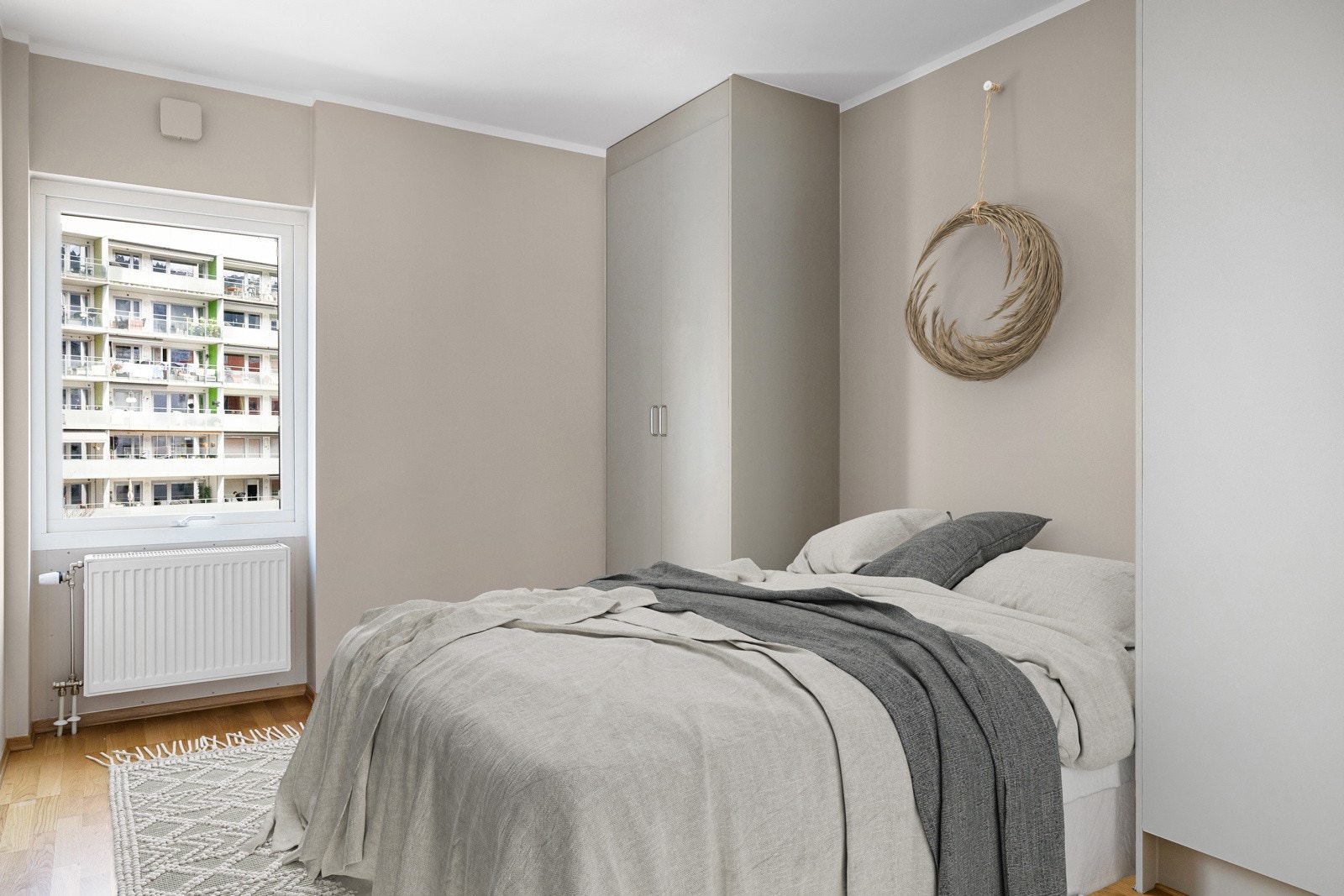 Alle rommene er romslige med god plass til dobbeltseng og oppbevaringsmuligheter. (Bildet er digitalt stylet) Galleribilde