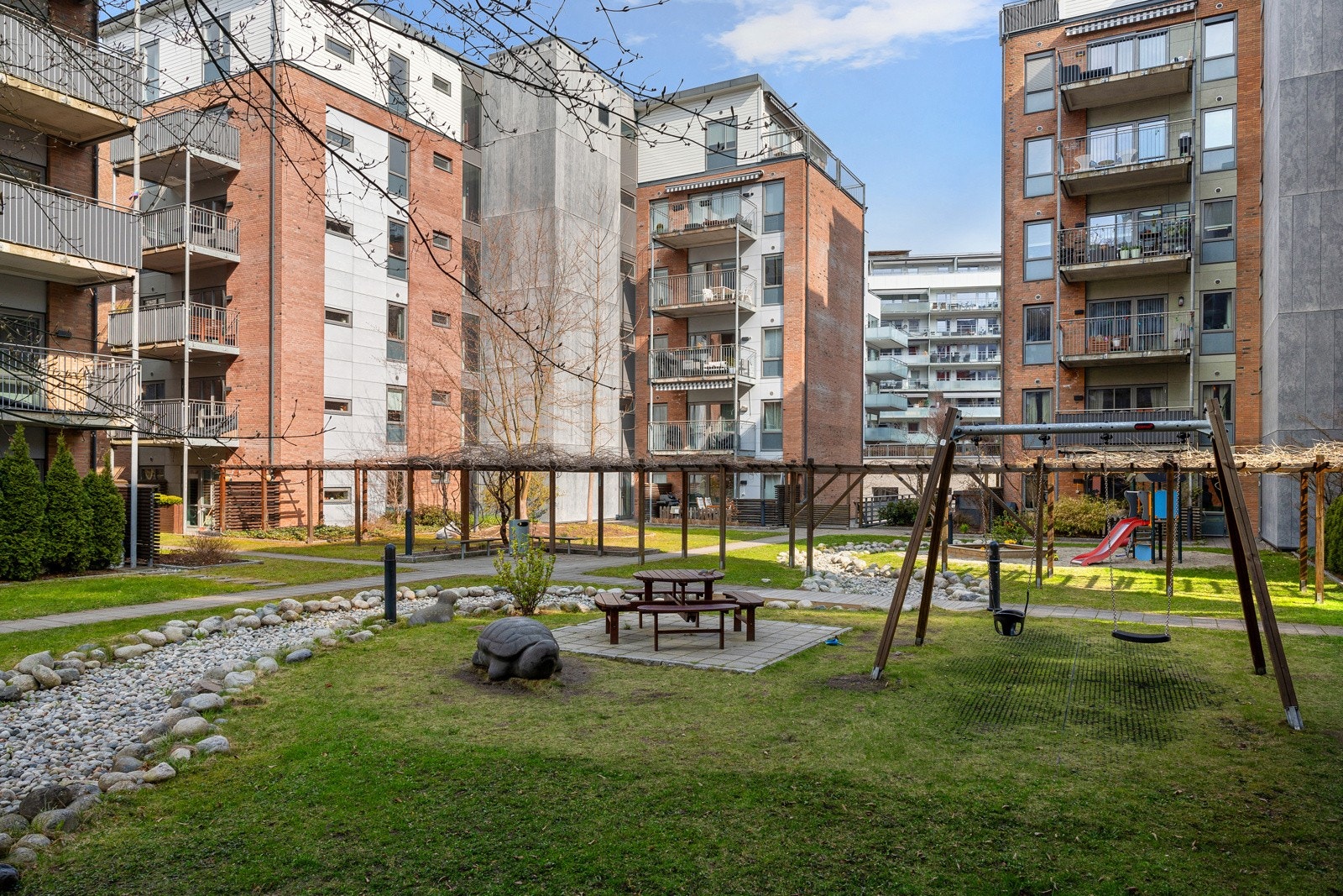 Hyggelig og barnevennlig bakgård med lekeplass. Galleribilde