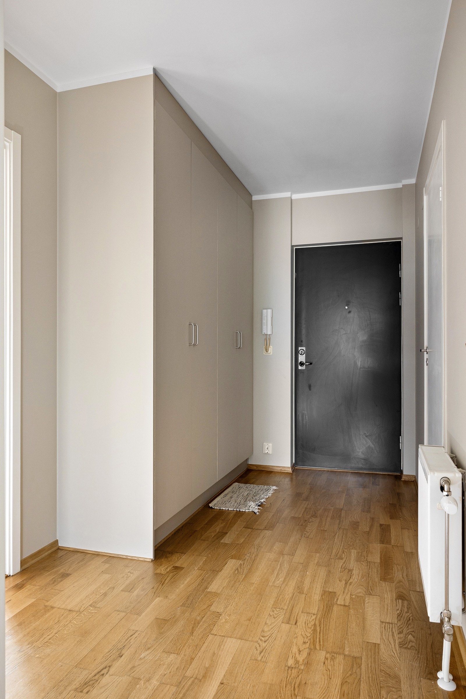 Romslig entre med mulighet for oppbevaring av yttertøy og sko. Galleribilde