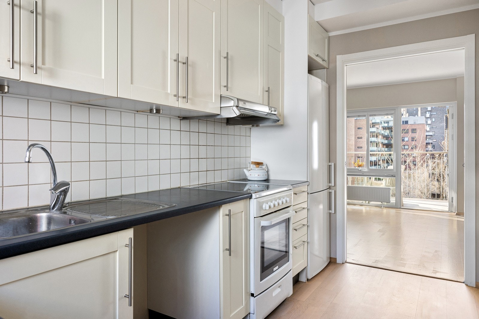 Kjøkkenet har frittstående kjøleskap, stekeovn med platetopp og opplegg for oppvaskmaskin. Galleribilde