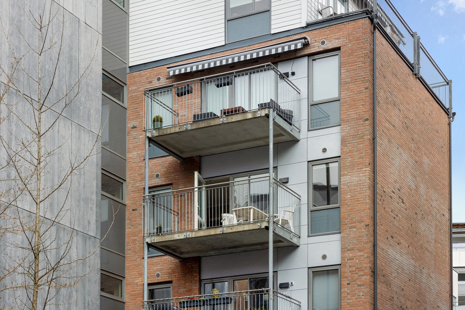 Leiligheten ligger i byggets 5.etasje med adkomst via heis eller felles trappeoppgang. Galleribilde