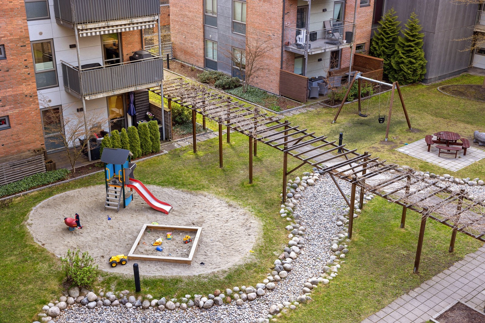 Fellesområder opparbeidet med bl.a. internstier, sittebenker, plenarealer og diverse beplantning. Galleribilde