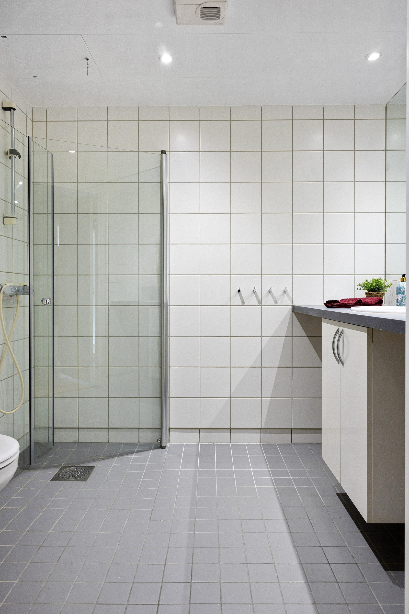 Det er opplegg for vaskemaskin og tørketrommel på badet. Galleribilde