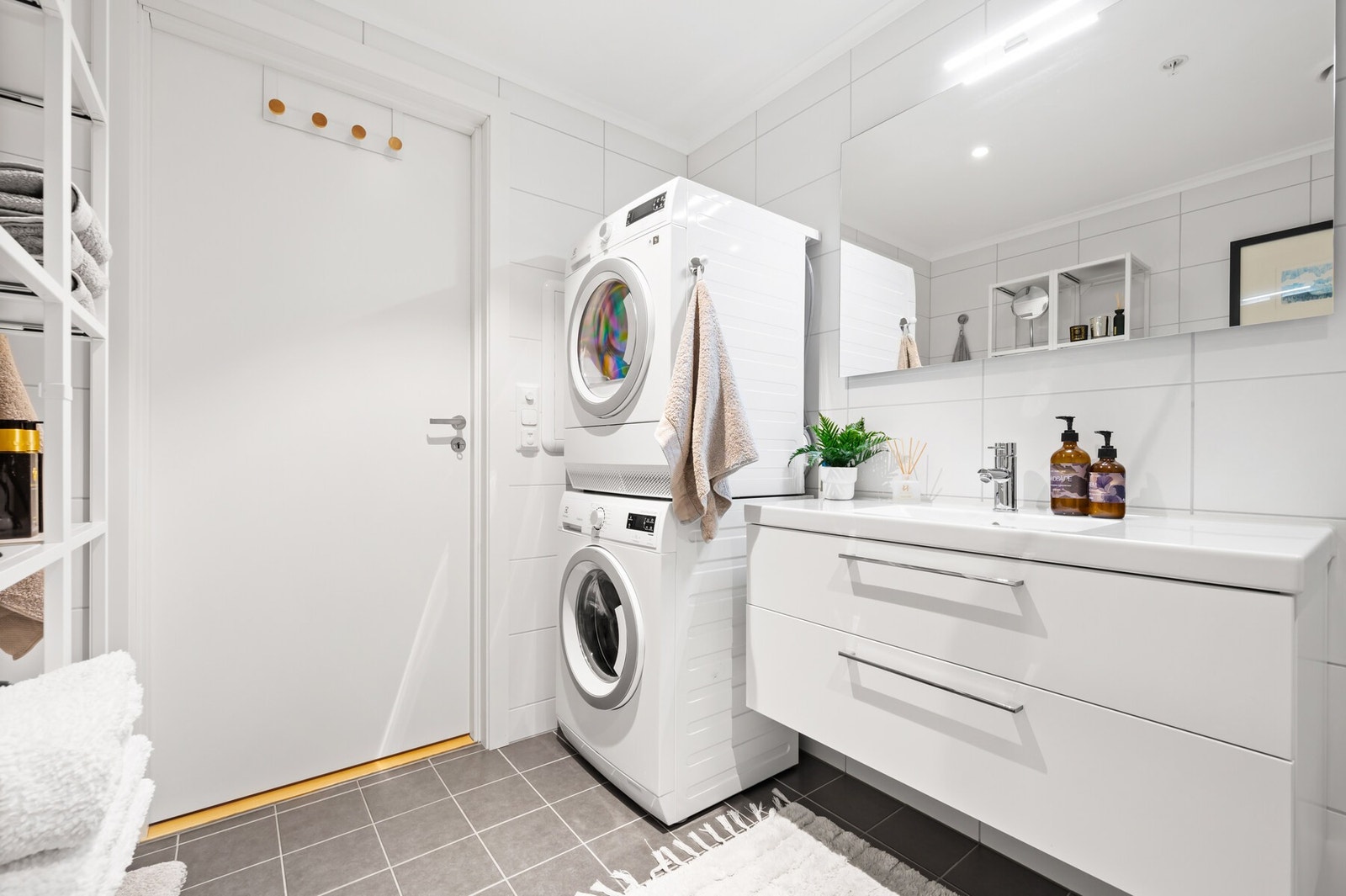 Det er opplegg til vaskemaskin og tørketrommel på badet Galleribilde