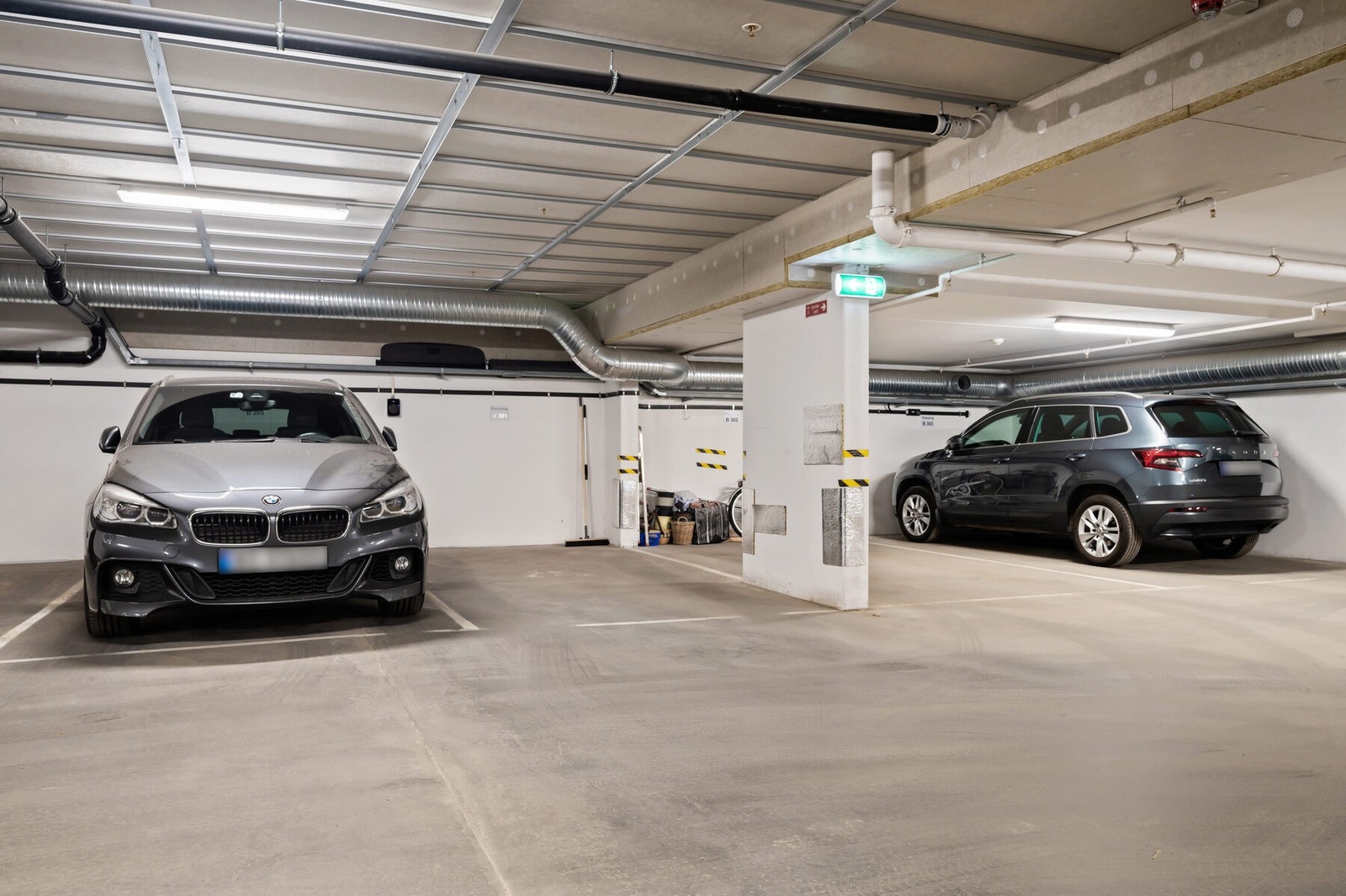 Parkering i oppvarmet garasjekjeller med el-billader. Enkel innkjøring for alle. Ekstra bod i kjelleren. Galleribilde