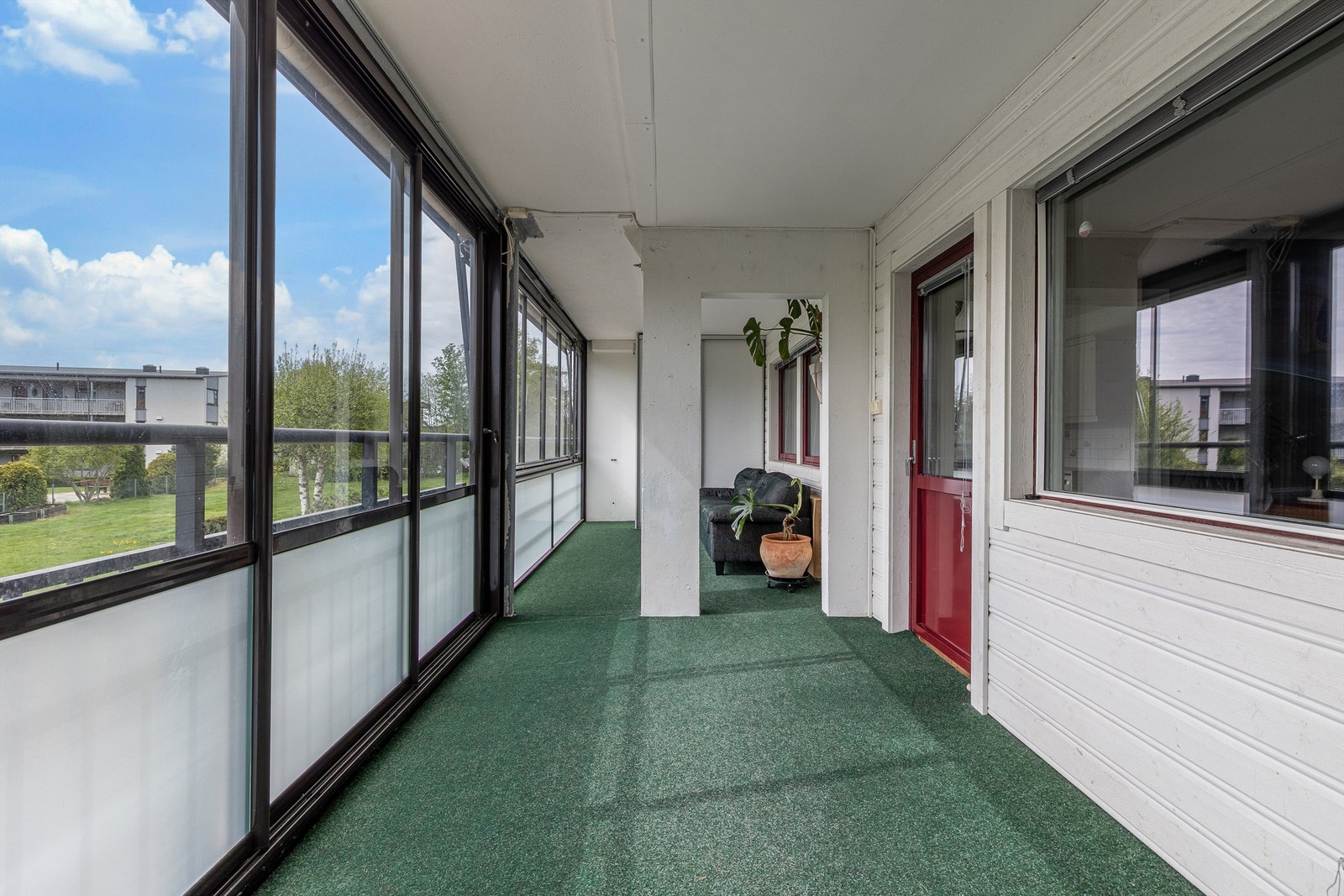 Stor innglasset balkong på hele 21 kvm vendt mot syd. Balkongen har dekke av støpt betong og rekkverk av glass/metall. Det er montert stikkontakter og markiser. Galleribilde