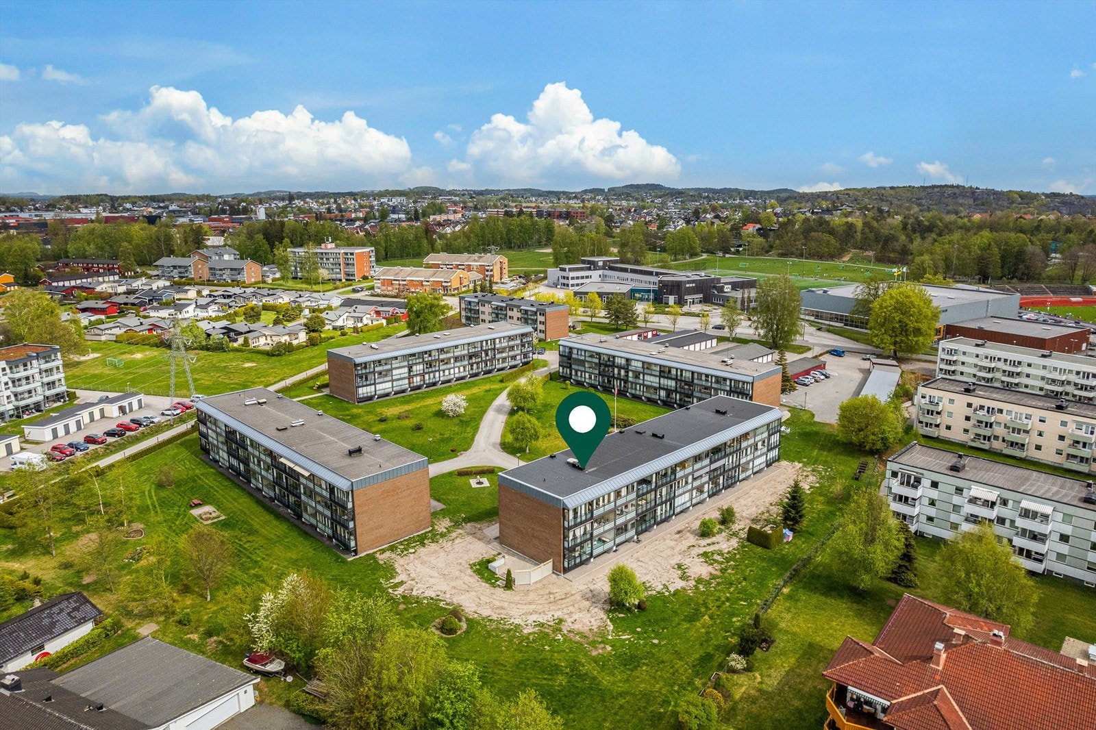 Leiligheten har en fantastisk beliggenhet for kjøpere i alle aldersgruppe, med en meget attraktiv beliggenhet i Bugården, rett i nærheten av velkjente Bugårdsparken. Galleribilde