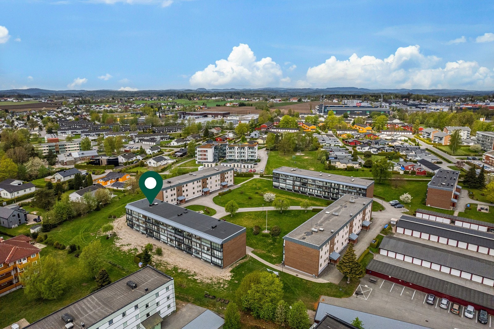 Det er kort vei til ukens innkjøp på Pindsle. Her er det også mange butikker med alt for hus og hjem med lange åpningstider. Galleribilde