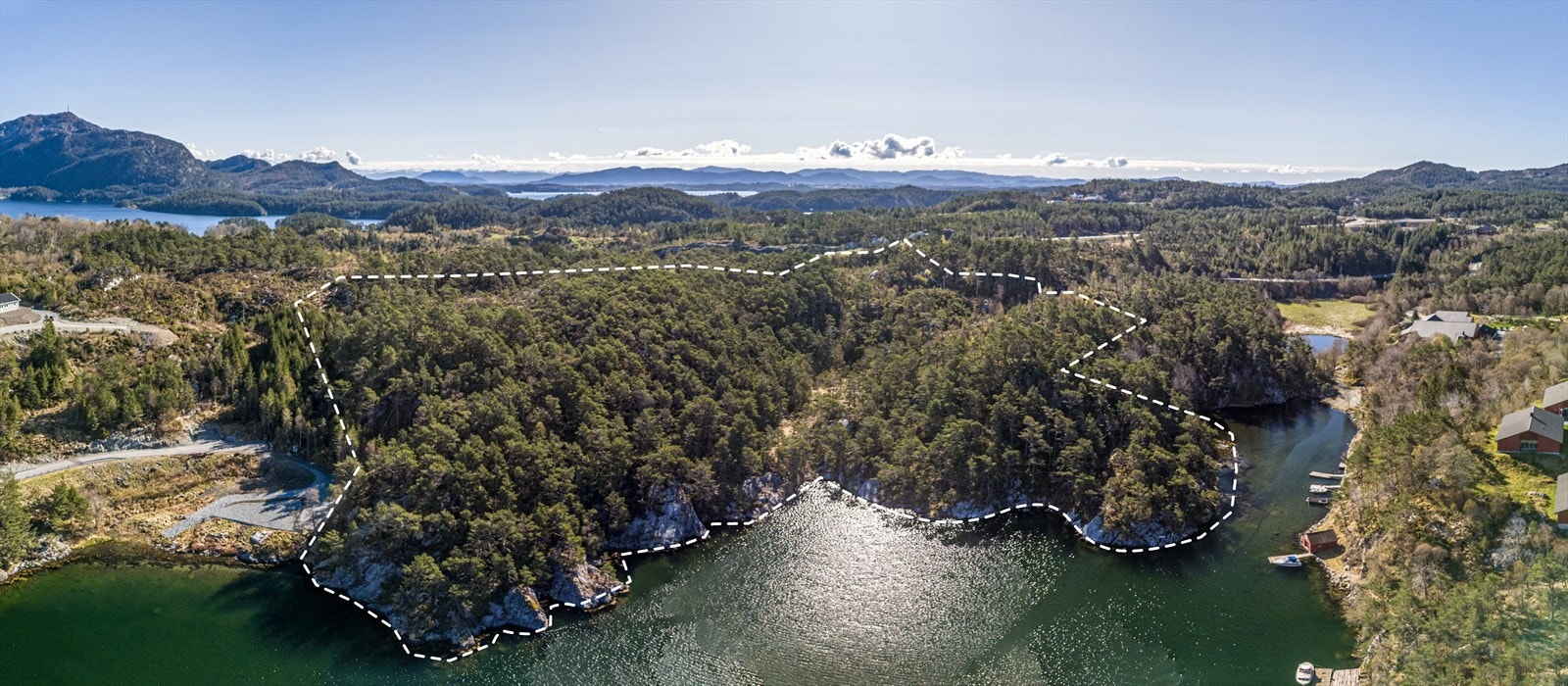 Tomteområde er ca halvveis opparbeidet med infrastruktur. Markert område er del 2 av eiendommen/reguleringsplanen, som er naturtomt i dag. Galleribilde