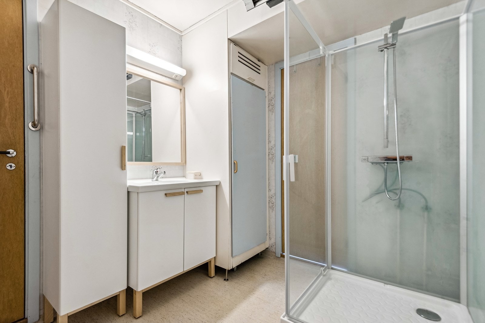 Badet har nyere dusjkabinett og innredning Galleribilde