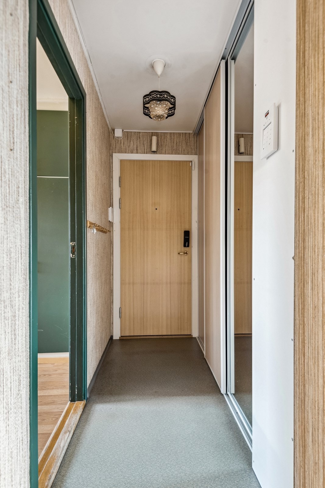 Velkommen inn! Garderobeplass ved inngang til leiligheten Galleribilde