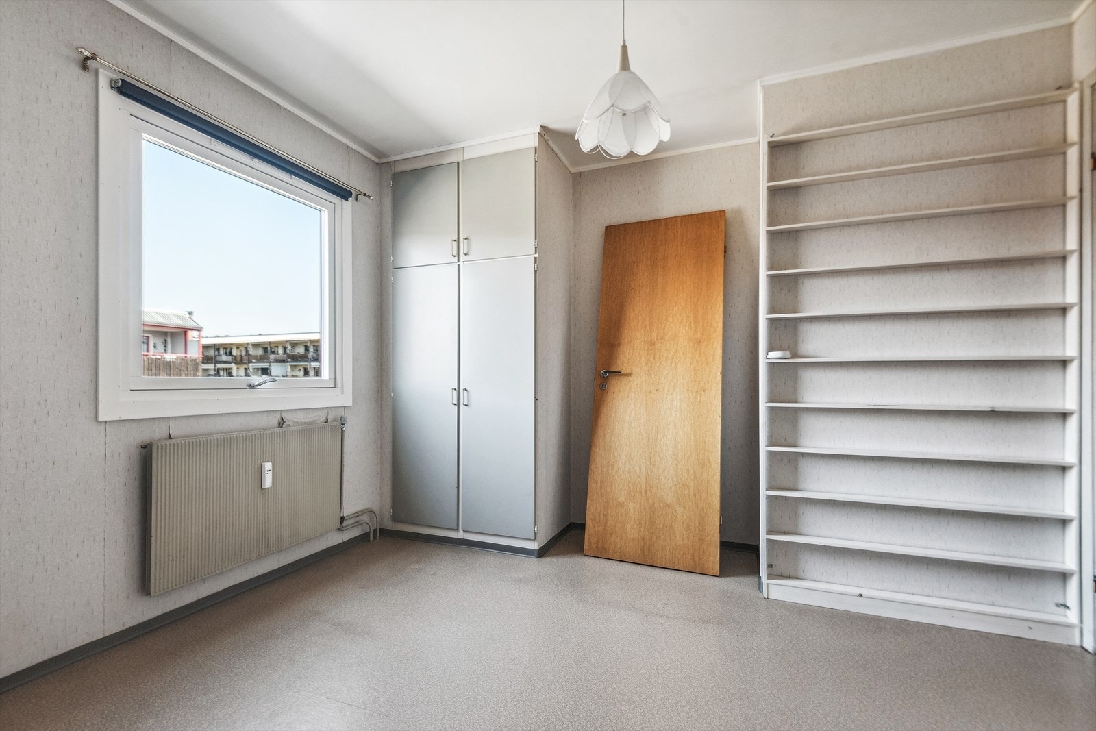 Hovedsoverommet har god plass til flere garderobeskap om ønskelig Galleribilde