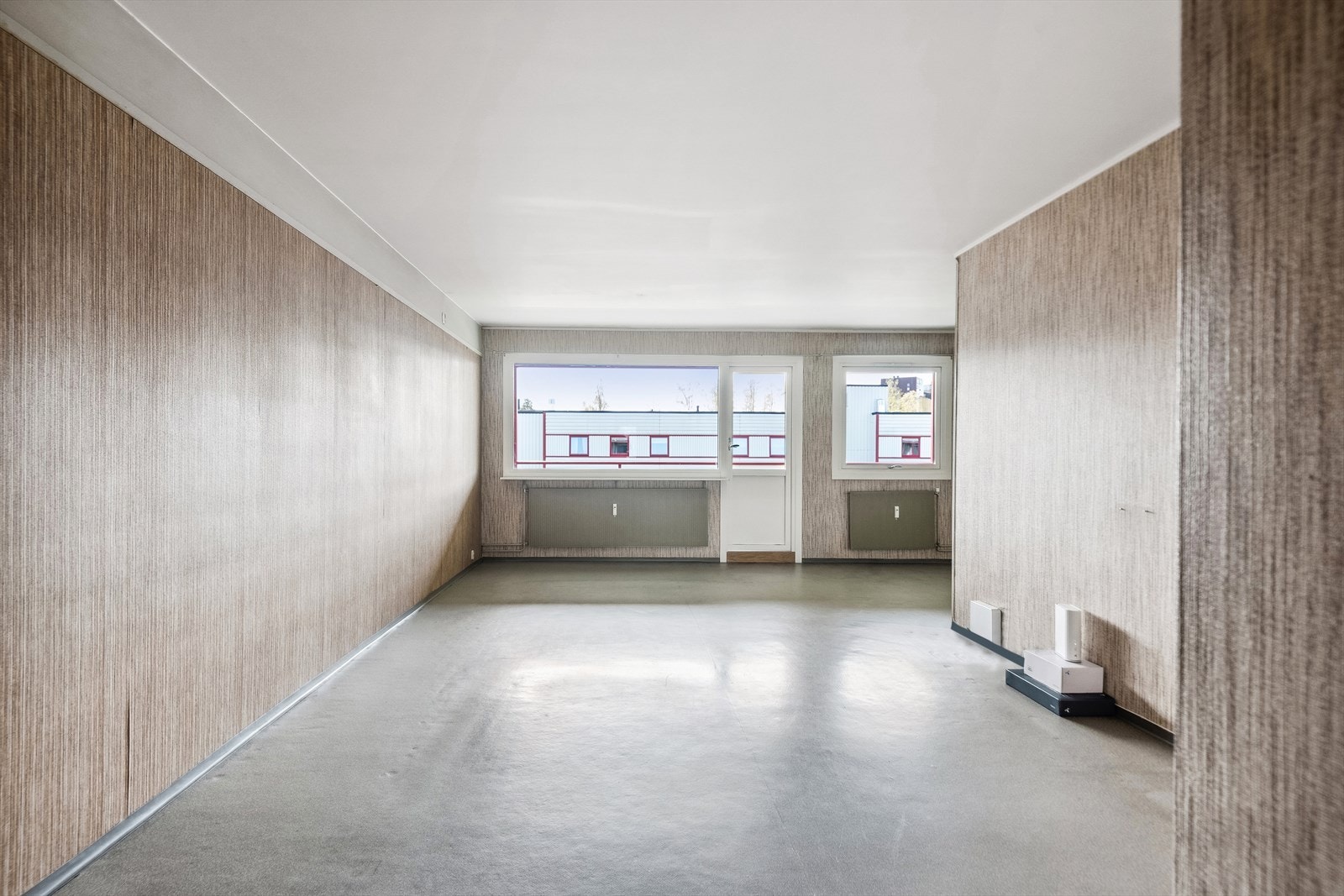 Stor stue med utgang til balkong. Kjøkkenet ligger bak veggen til høyre i bildet Galleribilde