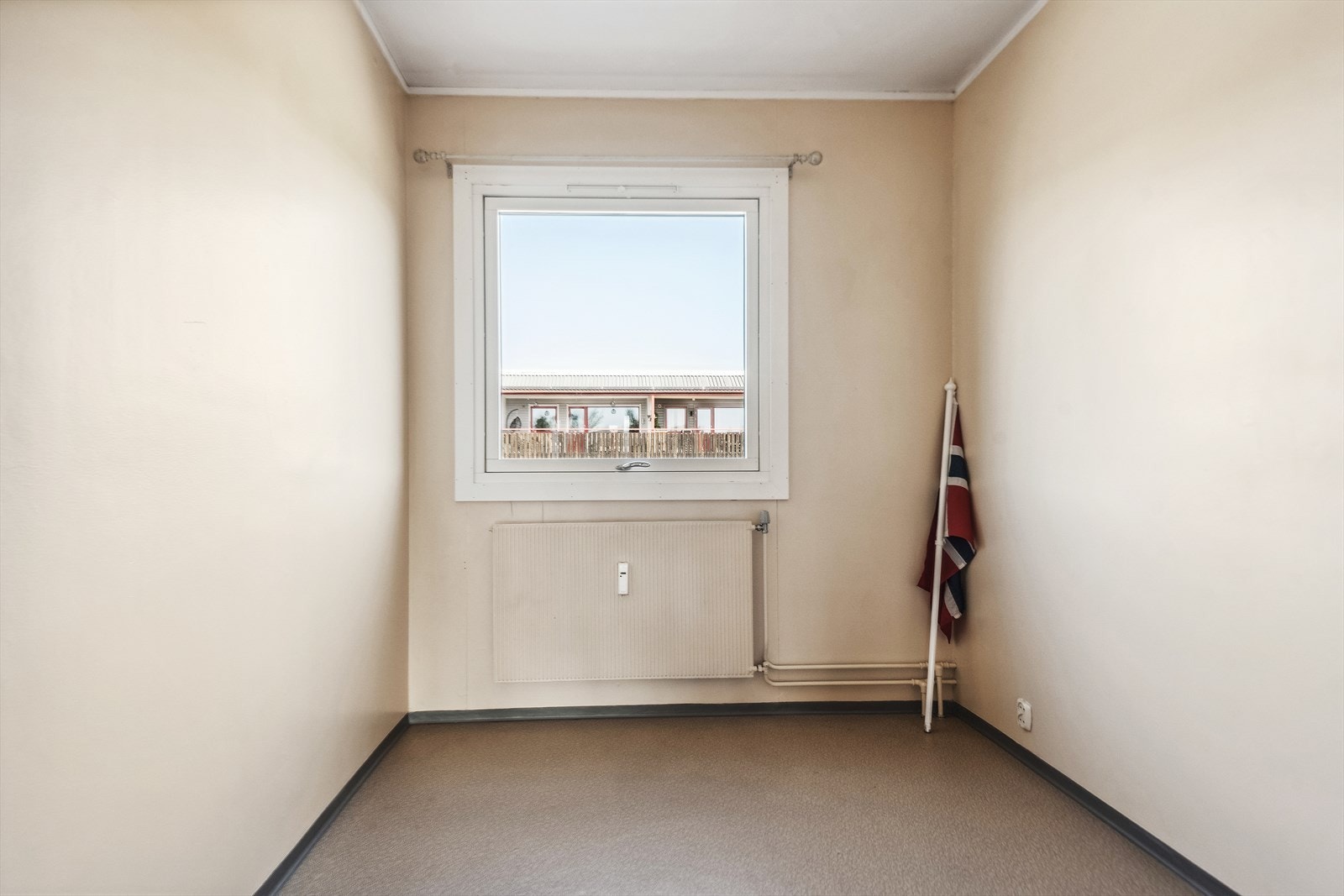 Det er 3 soverom i leiligheten. Dette er en av de mindre soverommene Galleribilde