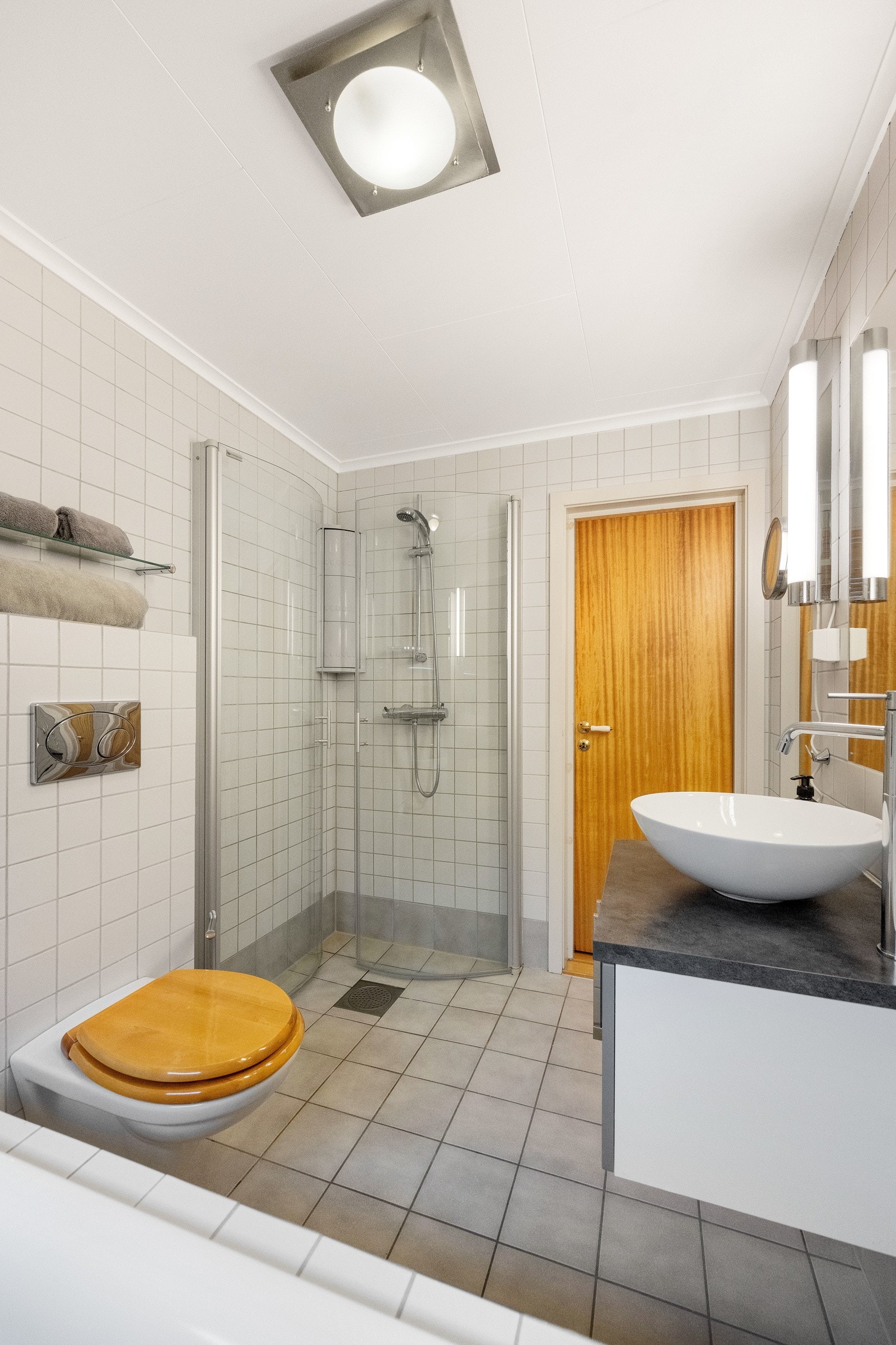 Badet har badekar, dusj og vegghengt toalett Galleribilde