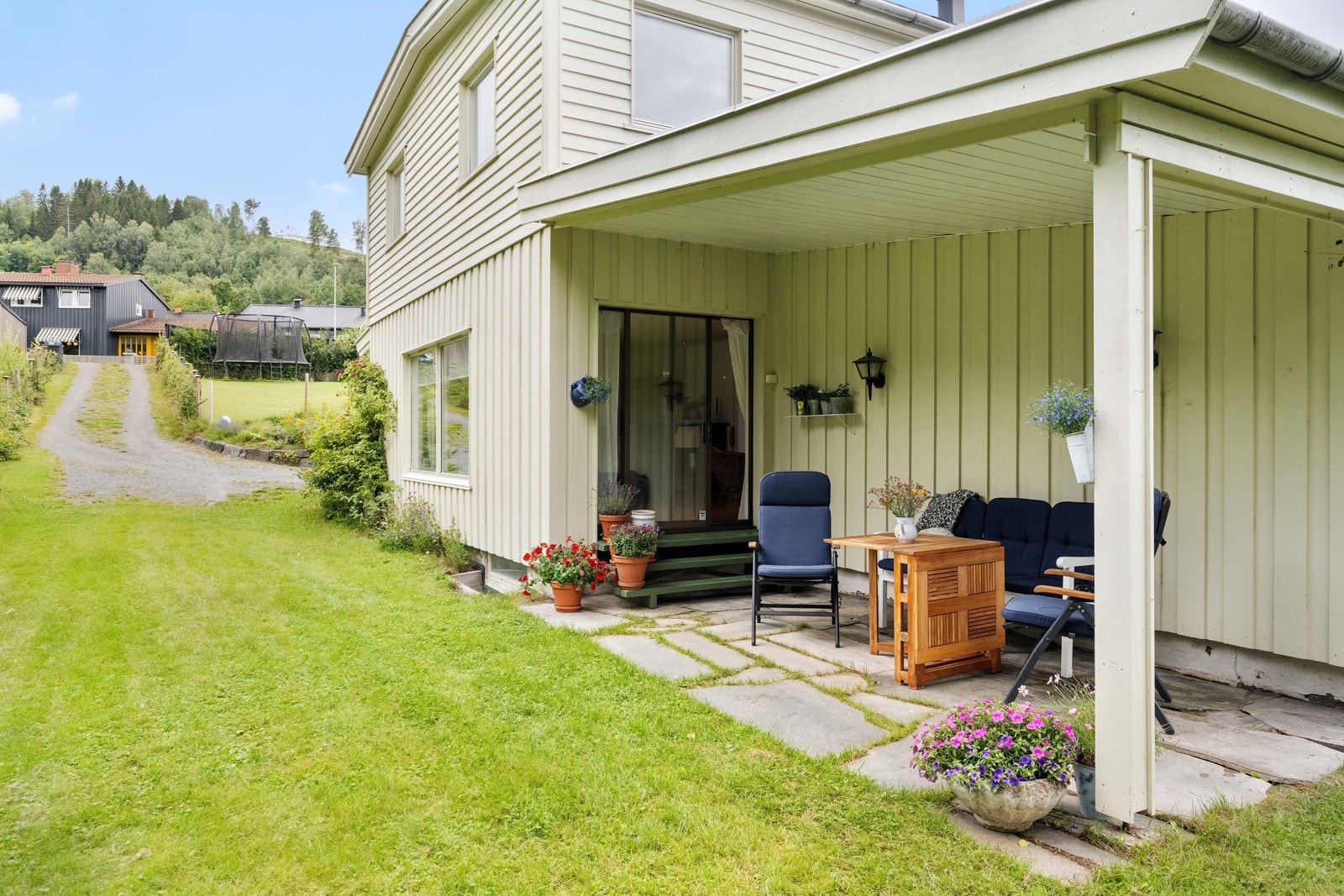 Sørvendt terrasse i le for vær og vind Galleribilde