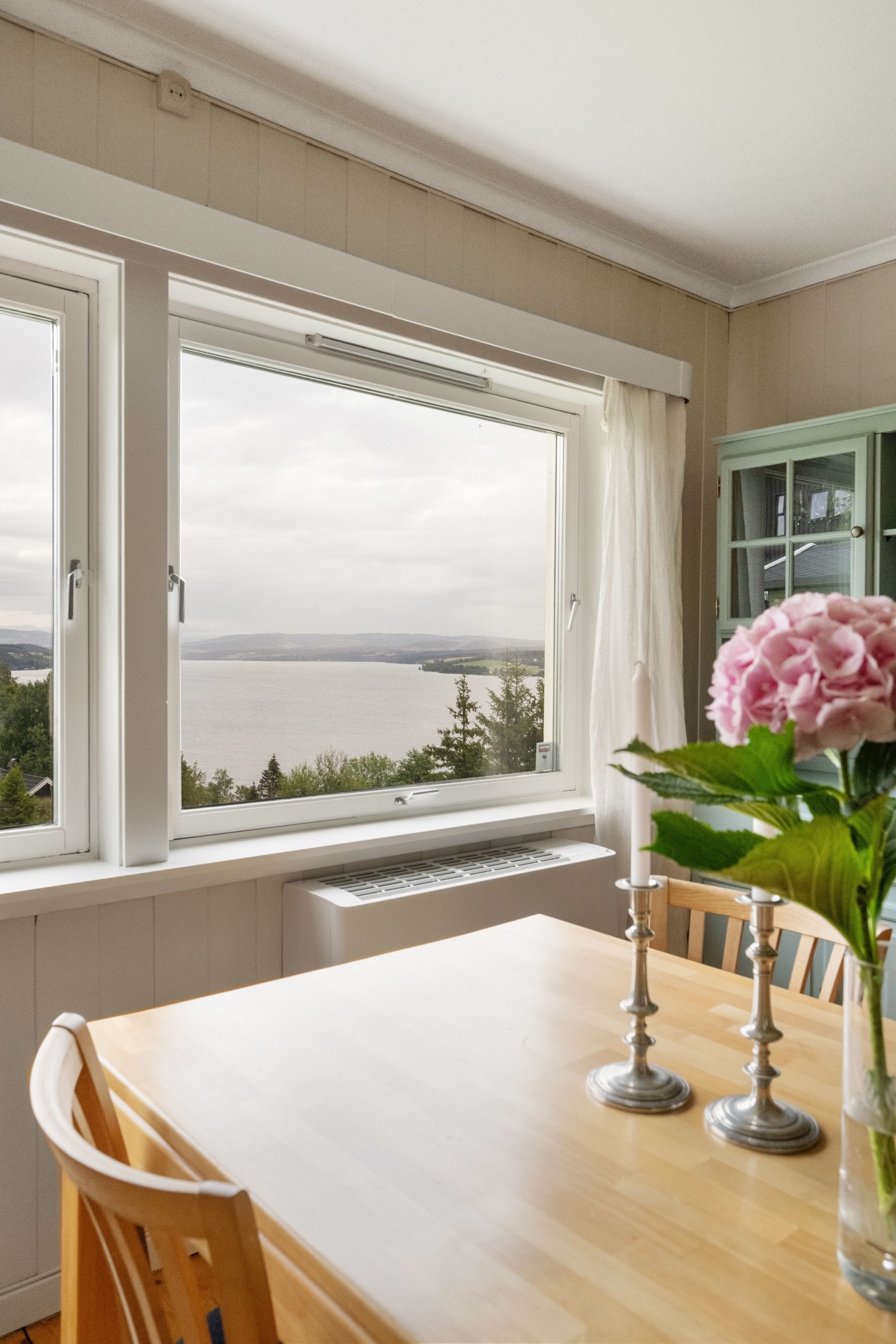 Spisestue med nordvendt utsikt over Mjøsa Galleribilde