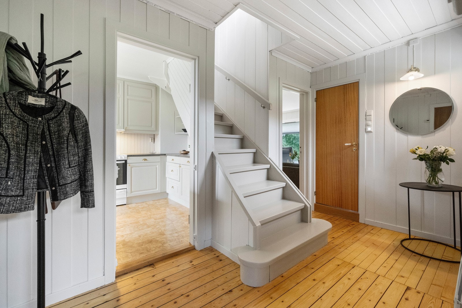 Romslig hall i første etasje Galleribilde