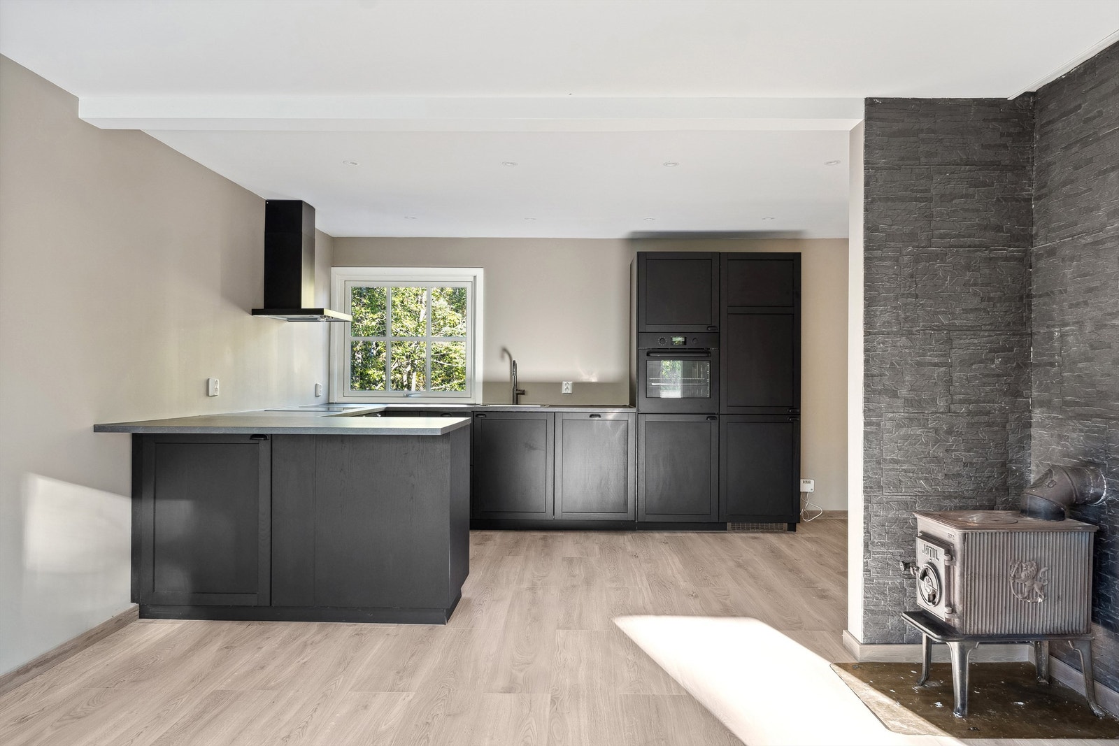 Kjøkkenet er i god størrelse Galleribilde