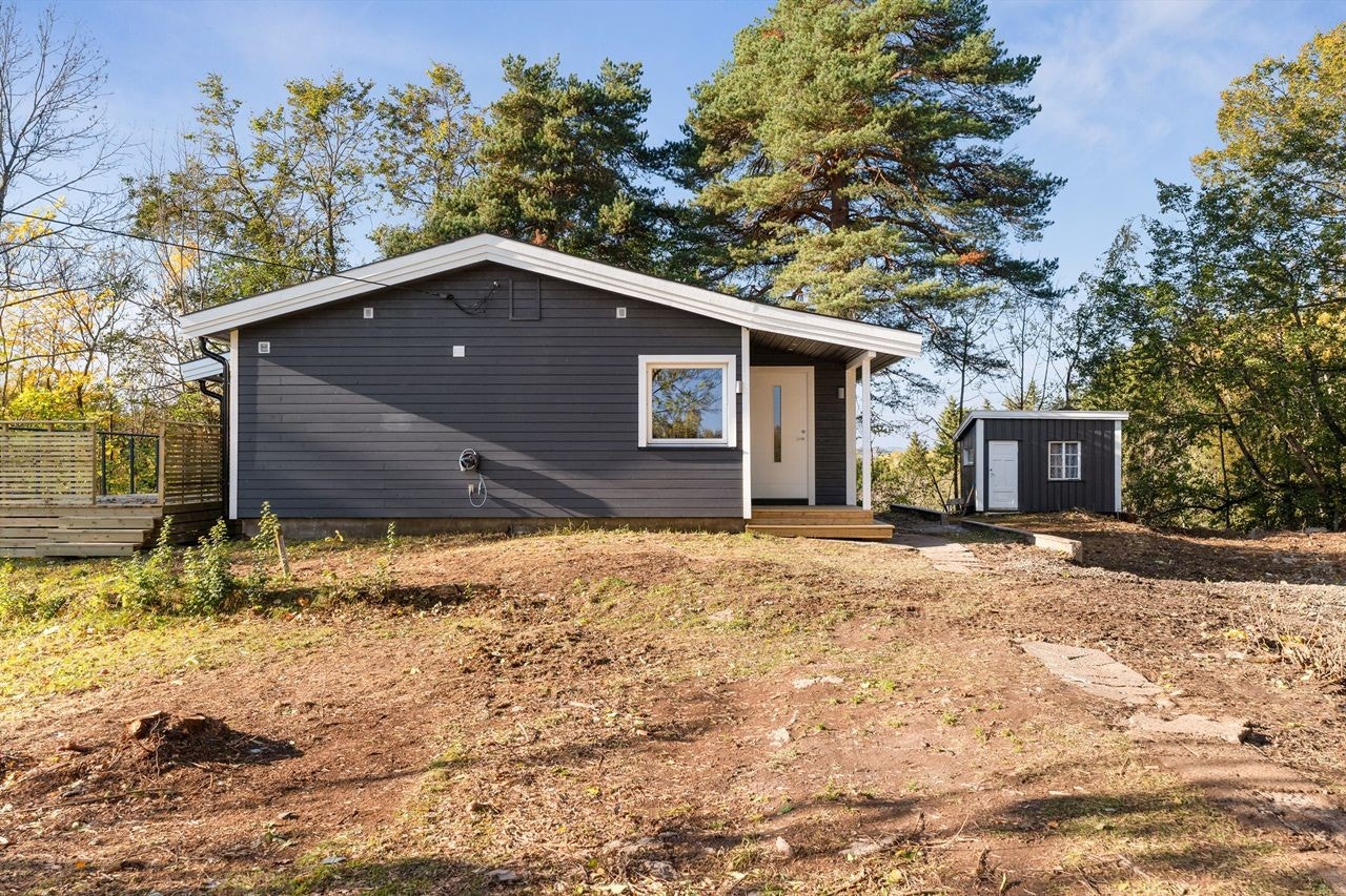 Solrikt beliggende i ytterkant av mindre boligområde. Galleribilde