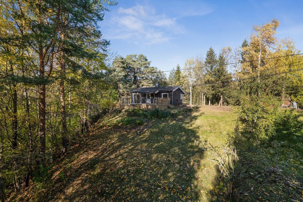 Landlig beliggenhet med usjenerte omgivelser. Her har man kort vei til fint turterreng. Galleribilde