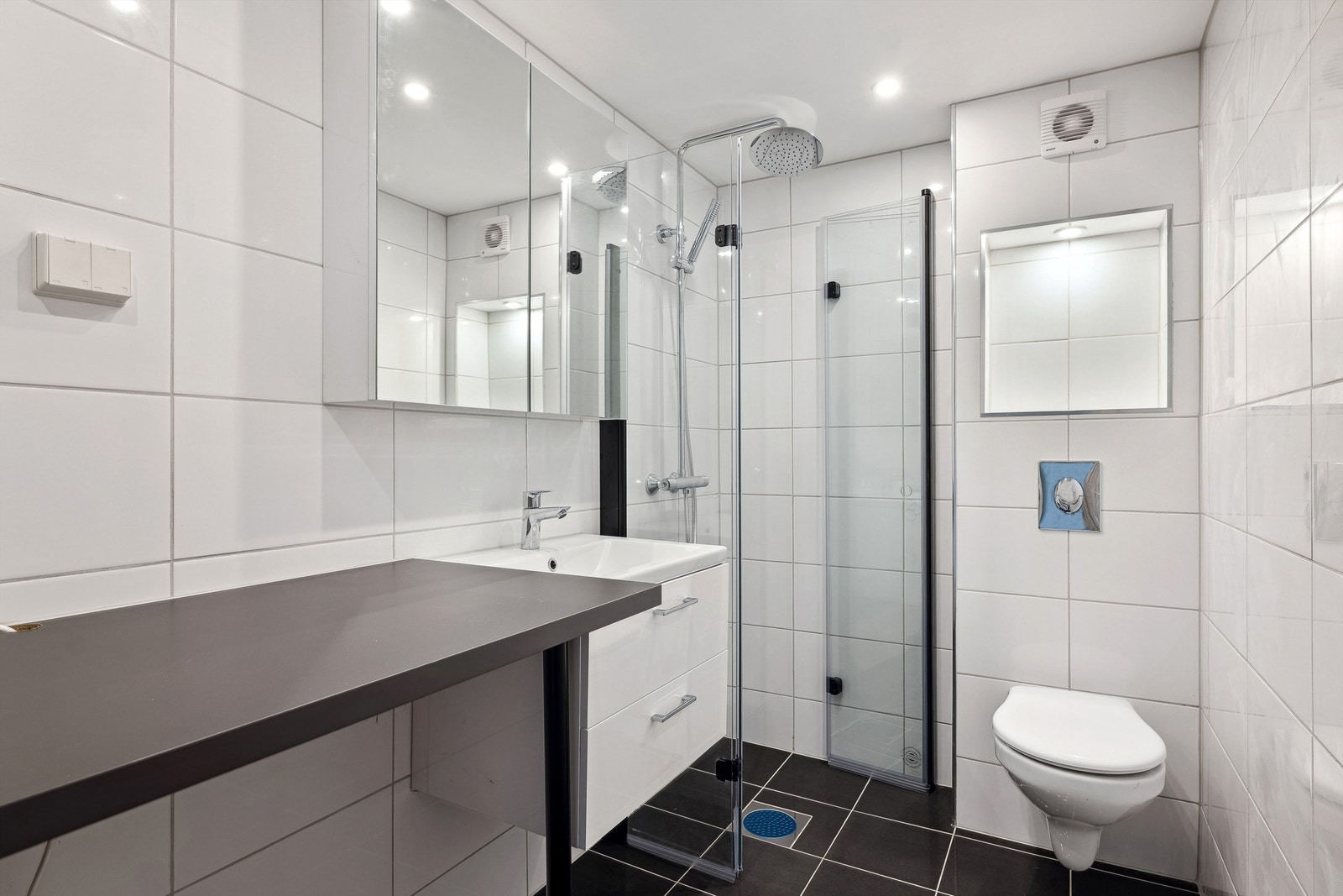 Meget pent flislagt baderom fra 2023. Galleribilde