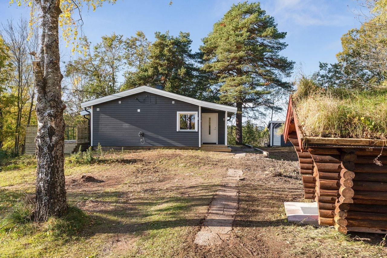 På eiendommen står det i tillegg en hyggelig tømmerkoie og et lite uthus Galleribilde