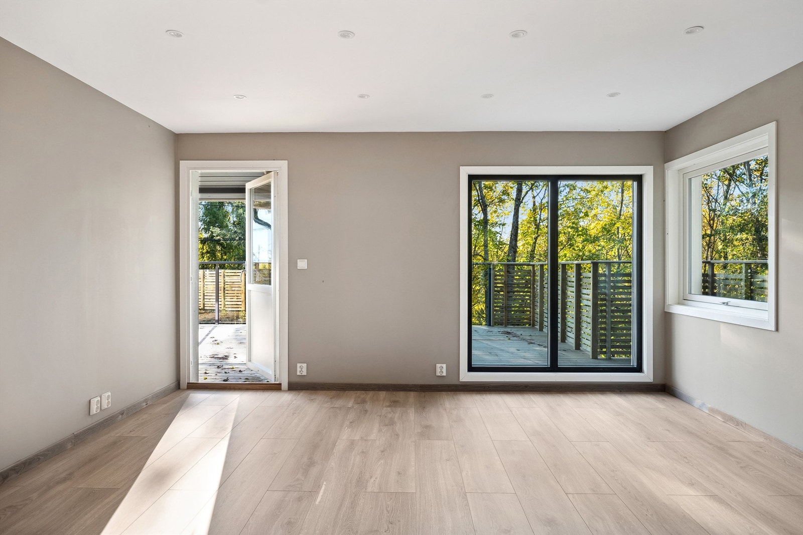 Stuen er innbydende med delikate materialvalg Galleribilde