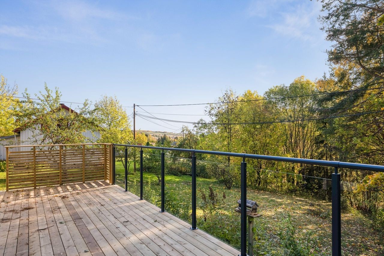 Terrassen er i god størrelse med god plass for hagemøblement og utgang til den store hagen Galleribilde