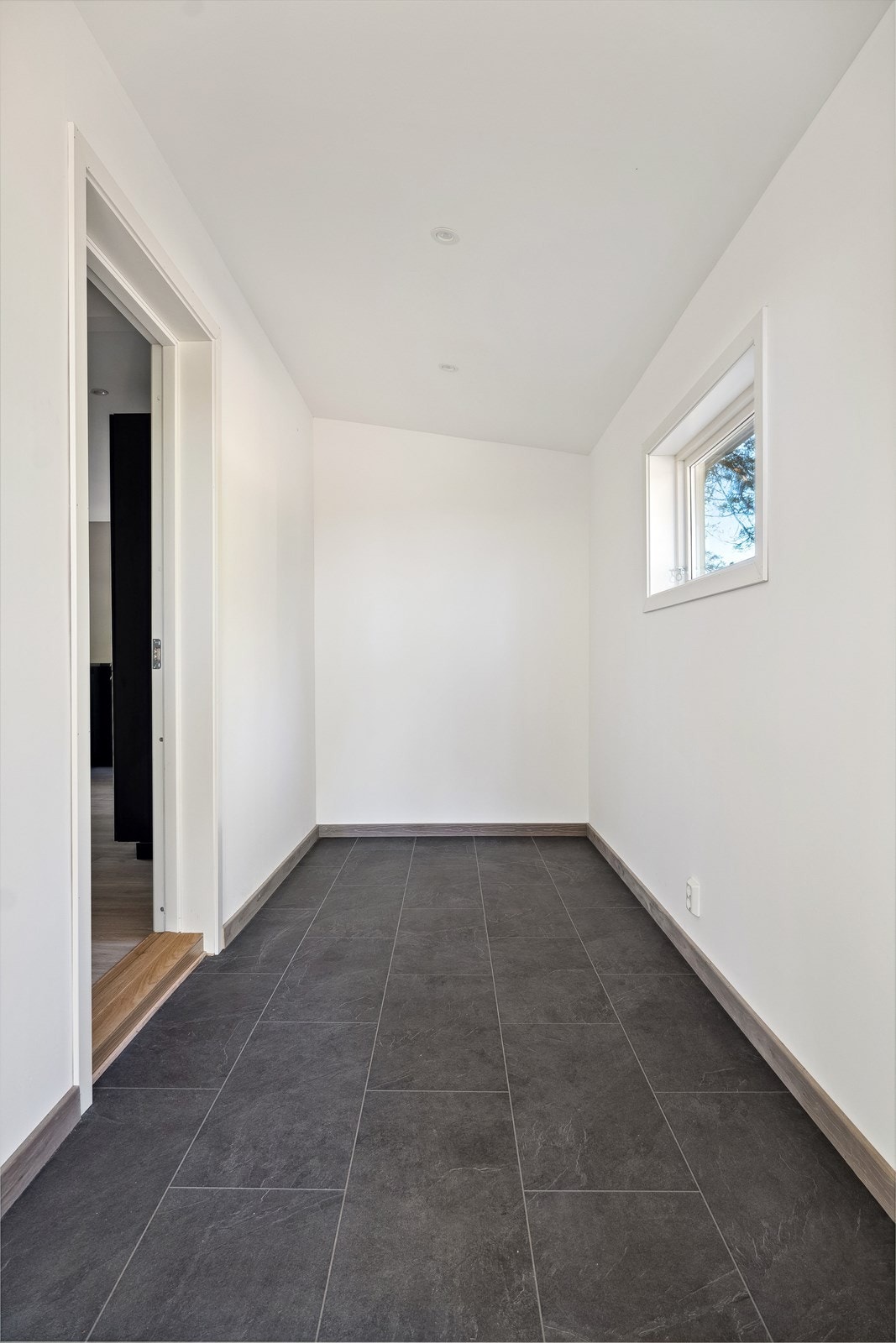 Velkommen inn, her har man plass til å montere garderobeskap eller knagger om ønskelig! Galleribilde