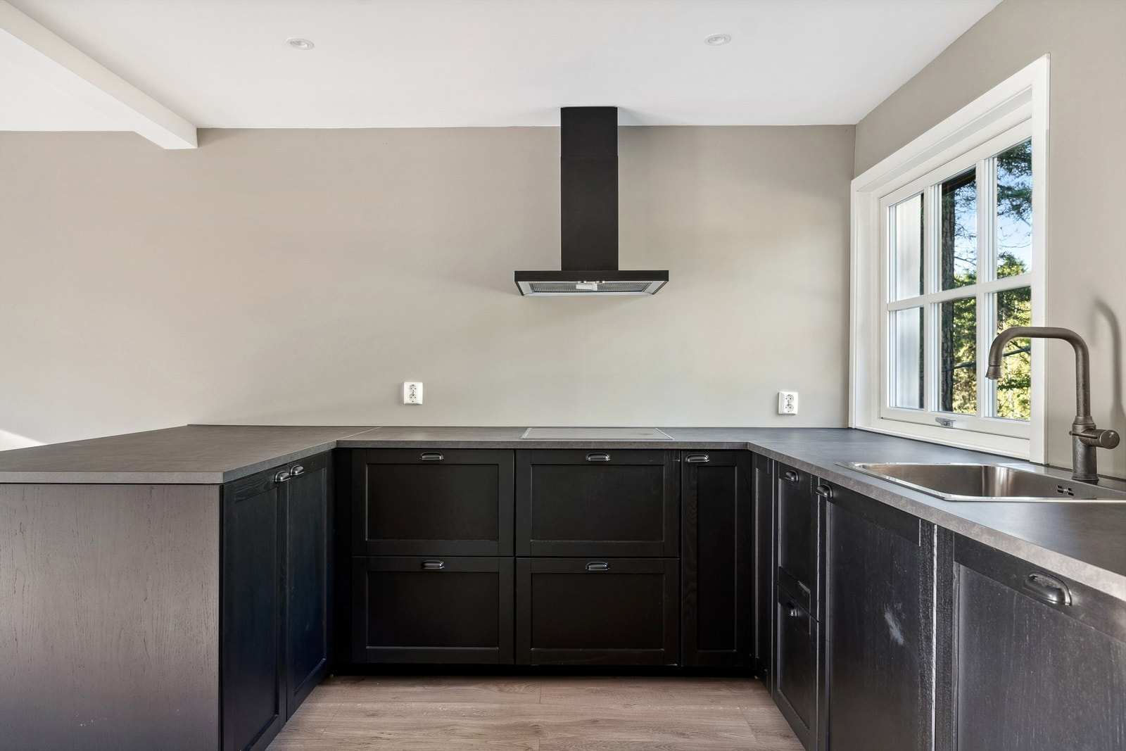 Delikat Ikea innredning med god benkeplass Galleribilde