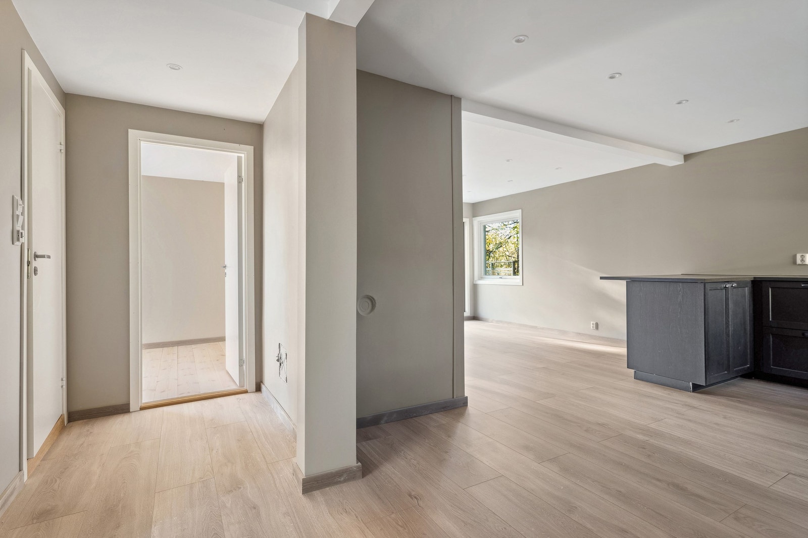 Stuen med åpen kjøkkenløsning Galleribilde