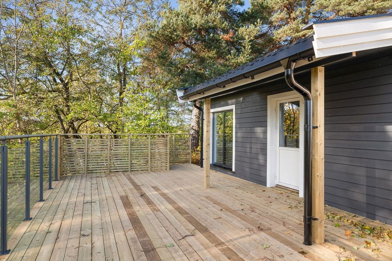 Utgang fra stuen til stor terrasse Galleribilde