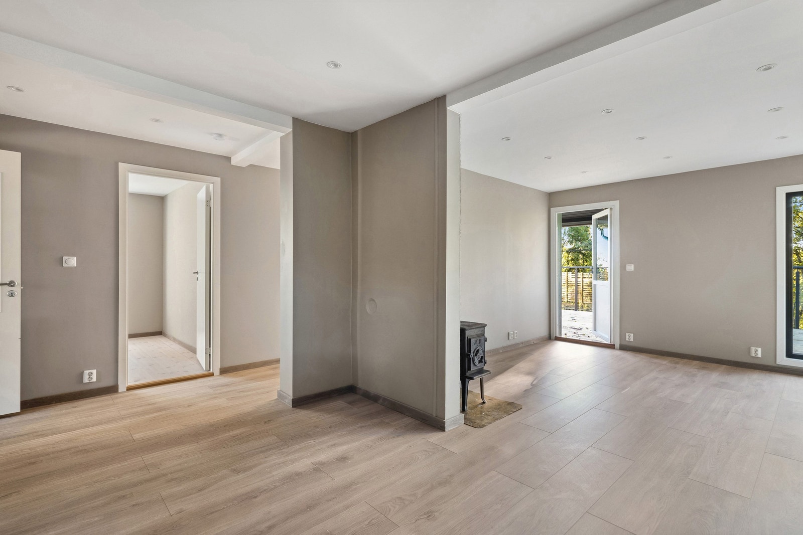 Fra gangen med adkomst til stuen og øvrige rom Galleribilde