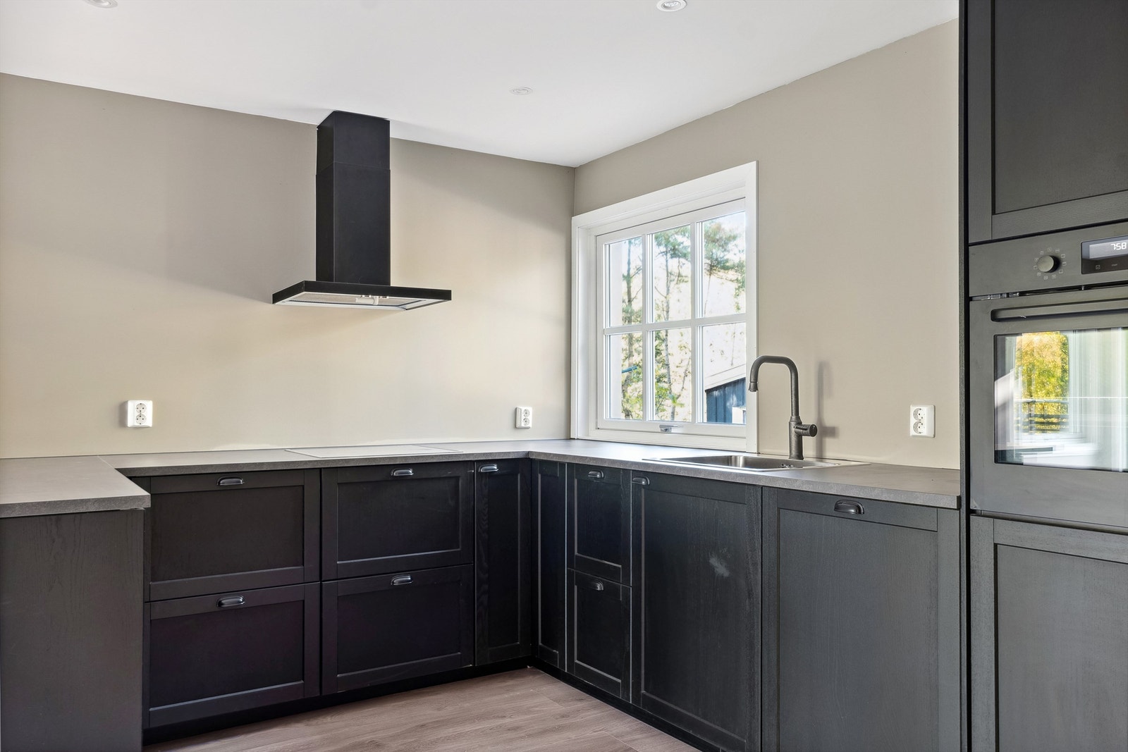 Kjøkkeninnredning med fyllingsfronter, laminerte skrog og laminerte
benkeplate Galleribilde