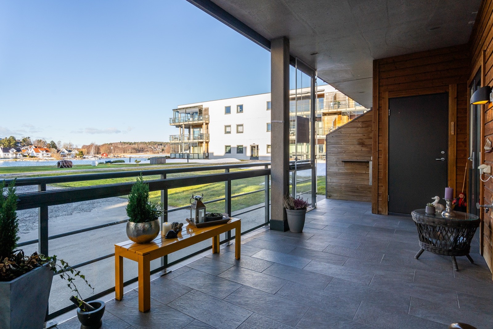 Vestvendt innglassest terrasse - Sjø og strand rett utenfor! Galleribilde