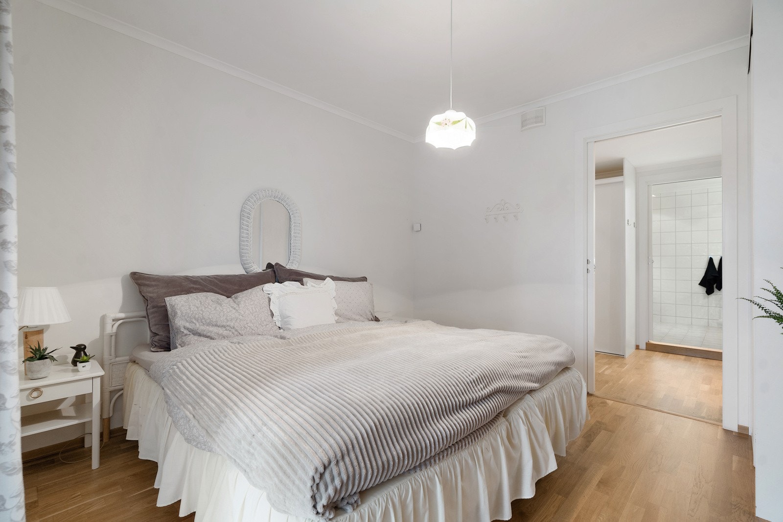 Hovedsoverom har egen garderobe og eget bad Galleribilde